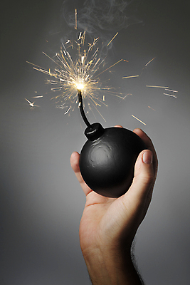 포토 JPG 해외이미지 손 무기 컨셉 불꽃 사람없음 반짝임 검은색 원형 던지기 위험 폭발물 폭탄 오브젝트 문학 연소 옛날 헹가래 해외202004 해외포토 도형 컬러 모션 불 신체부위 축하 파일형식 이미지허브
