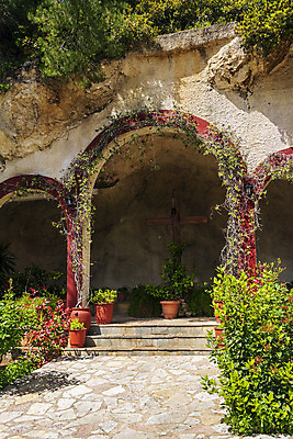 포토 JPG 해외이미지 식물 전통 꽃 유럽 기독교 종교 문화 여행 십자가 건축양식 자연 풍경 사람없음 목재 봄 중세 역사 재산 축복 큼 지중해 그리스 아치 신성 수도원 그리스인 천연기념물 수녀원 옛날 해외202004 해외포토 서양인 나무 계절 건축 나라 바다 컨셉 재료 금융 크기 생태계 파일형식 이미지허브