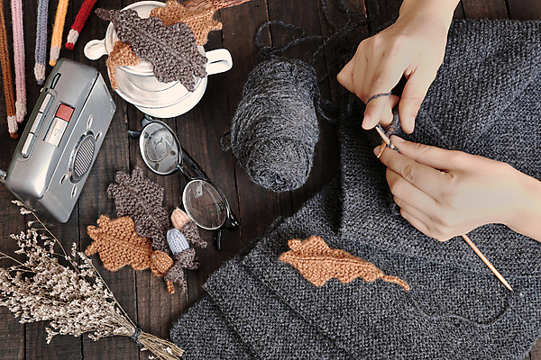 포토 JPG 해외이미지 손 계절 안경 백그라운드 잎 겨울 장신구 날씨 따뜻함 선물 사랑 취미 사람없음 갈색 목도리 어둠 화목 놀람 회색 추위 뜨개질 클래식 상품 커피잔 즐거움 니트 라디오 만들기 핸드메이드 해외202004 해외포토 식물 잡화 감정 커피 컬러 컨셉 상의 모션 잔 표정 신체부위 전자제품 파일형식 이미지허브