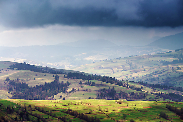 포토 JPG 해외이미지 나무 식물 구름 유럽 여행 밭 농업 자연 벽지 하늘 날씨 산 주택 그림자 풍경 사람없음 야외 목재 초록색 여름 빛 햇빛 태양 농장 마을 맑음 어둠 봄 시골 숲 4월 언덕 폭풍 우크라이나 해외202004 해외포토 자연요소 계절 나라 산업 컬러 재료 건물 날짜 생태계 파일형식 이미지허브