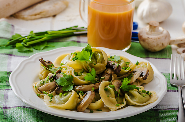 포토 JPG 해외이미지 전통 접시 음식 백그라운드 재료 탁자 치즈 파스타 건강 요리 사람없음 목재 초록색 주방 식사 저녁식사 버섯 주스 이탈리아 흰색 신선 맛 허브 가득함 국수 준비 유기농 날것 반죽 만들기 밀가루 바질 점심식사 폭식 라비올리 바이오 생식 채식주의자 탄수화물 핸드메이드 해외202004 해외포토 나무 식물 식기 웰빙 유럽 음료 컬러 가구 컨셉 모션 유제품 서양음식 면류 가루 채식 파일형식 이미지허브