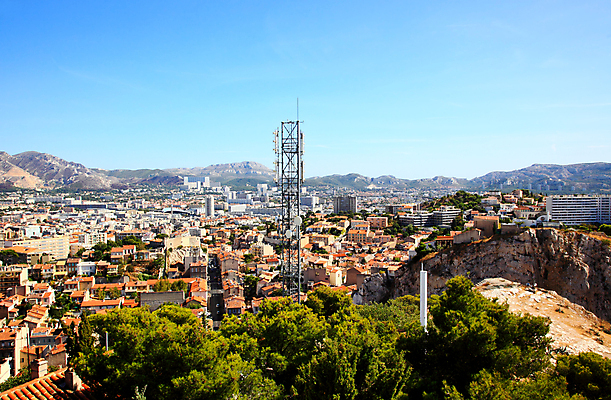 포토 JPG 해외이미지 유럽 바다 여행 요트 건축양식 하늘 항해 안테나 파노라마 사람없음 건물 여름 파란색 빛 도시풍경 태양 항구 프랑스 도시 만 보트 센터 지중해 만족 포트 타운 대도시 마르세유 옛날 수평선 해외202004 해외포토 자연요소 건축물 계절 건축 감정 나라 컬러 배_교통 통신 교통시설 촬영기법 풍경 파일형식 이미지허브