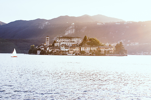 포토 JPG 해외이미지 유럽 호수 여행 백그라운드 요트 건축양식 자연 하늘 날씨 휴가 산 주택 파노라마 풍경 사람없음 물 여름 파란색 컬러풀 반사 마을 침묵 이탈리아 시골 도시 보트 작음 어부 지중해 빌라 스위스 휴양지 알프스 타운 밀라노 파라다이스 해외202004 해외포토 자연요소 직업 계절 건축 나라 바다 컬러 배_교통 촬영기법 건물 소리 장소 크기 생태계 파일형식 이미지허브