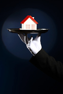 포토 JPG 해외이미지 모델 손 백그라운드 컨셉 비즈니스 건축양식 새로움 아파트 주택 손바닥 안전 사람 사람없음 금융 세일 흰색 재산 구매 건축가 작음 중개인 보안 투자 보험 대출 렌탈 매각 진짜 소유 해외202004 해외포토 직업 건축 컬러 건물 신체부위 경제 쇼핑 크기 파일형식 이미지허브