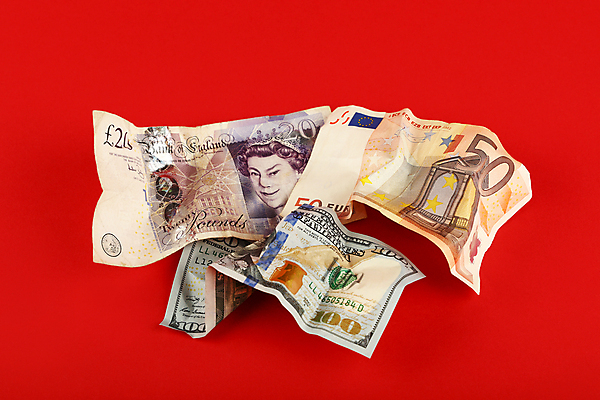 포토 JPG 해외이미지 1 유럽 종이 백그라운드 컨셉 지폐 돈 비즈니스 영국 3 사람없음 빨간색 금융 경제 우주 달러 미국 손상 유로 닫기 위험 위협 속도 각도 파운드 구김 위기 파멸 해외202004 해외포토 나라 컬러 북아메리카 모션 재산 파일형식 소멸 이미지허브