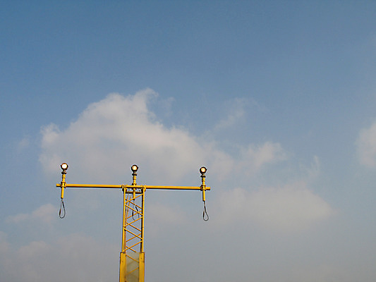 포토 JPG 해외이미지 구름 지도 가이드 하늘 전등 사람없음 가로 파란색 노란색 공항 착륙 해외202004 해외포토 자연요소 직업 컬러 교통시설 조명 파일형식 이미지허브