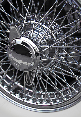 포토 JPG 해외이미지 스포츠 부분 자동차 사람없음 반사 금속 수확 바퀴 클래식 고급 복고 타이어 철사 옛날 자동 해외202004 해외포토 육상교통 컨셉 농업 재질 파일형식 이미지허브