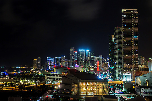 포토 JPG 해외이미지 건축양식 안테나 사람없음 건물 도시풍경 미국 도시 도심 야간 스카이라인 마이애미 플로리다 해외202004 해외포토 자연요소 건축물 건축 북아메리카 통신 풍경 파일형식 이미지허브