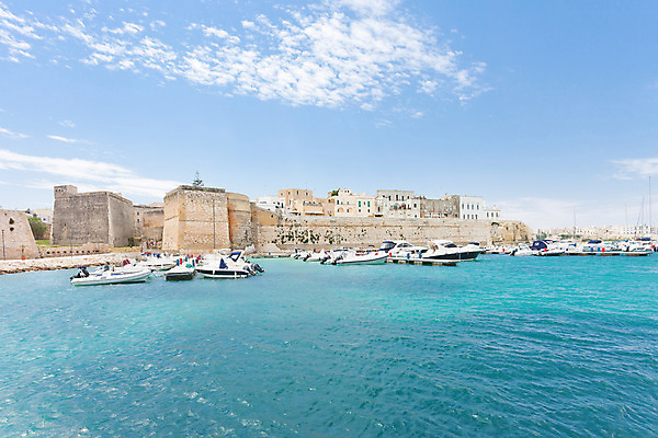 포토 JPG 해외이미지 전통 유럽 여행 휴가 주택 항해 사람없음 건물 햇빛 평화 항구 맑음 이탈리아 도시 보트 성 중세 역사 지중해 해안도시 모터보트 봉 철탑 포트 돛대 해외202004 해외포토 건축물 나라 바다 컨셉 배_교통 교통시설 날씨 태양 탑 파일형식 이미지허브