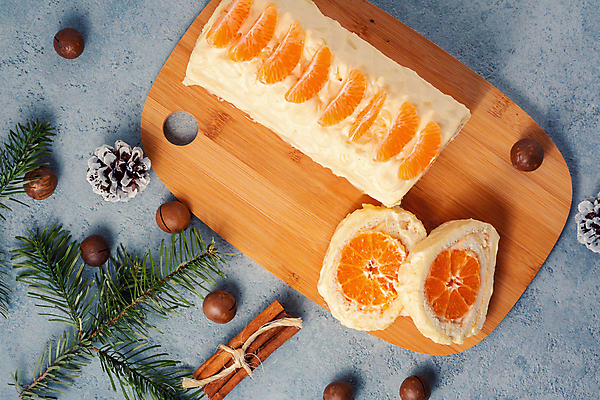 포토 JPG 해외이미지 단면 디저트 귤 실내 사람없음 하이앵글 롤케이크 해외202004 해외포토 음식 뷰포인트 과일 내부 케이크 파일형식 이미지허브