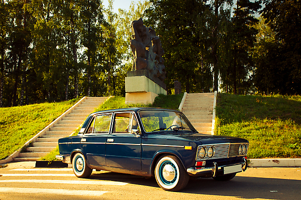 포토 JPG 해외이미지 나무 자동차 사람없음 파란색 빛 태양 일출 금속 일몰 복고 러시아 광택 모터 러시아인 복원 소비에트 옛날 자동 조율 회복 해외202004 해외포토 자연요소 서양인 식물 유럽 육상교통 컬러 컨셉 재질 노을 파일형식 이미지허브