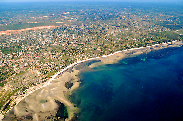 포토 JPG 해외이미지 건축물 바다 섬 여행 공장 교통시설 아프리카 자연 안테나 풍경 사람없음 건물 물 파란색 관광지 하이앵글 농장 도시 숲 암초 타운 스카이라인 랜드마크 열대기후 조감도 탄자니아 해외202004 해외포토 자연요소 건축 나라 뷰포인트 컬러 교통 농업 통신 공업 시설 생태계 파일형식 이미지허브