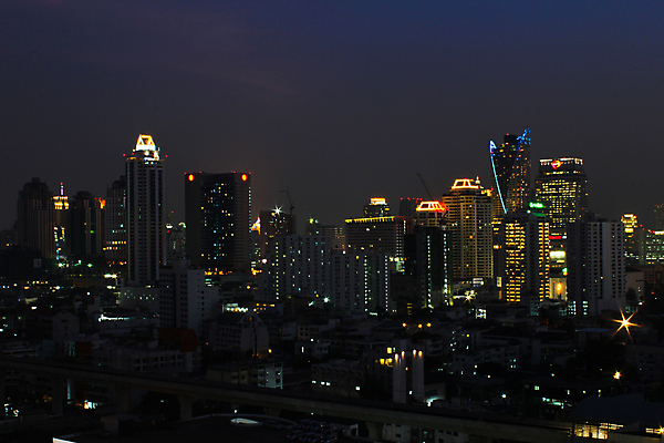 포토 JPG 해외이미지 구름 산업 아시아 건축양식 창문 태국 하늘 사람없음 건물 파란색 빛 도시풍경 세계 우주 일본 고층빌딩 도시 도심 도쿄 야간 속도 방콕 바쁨 엽서 지역 코스모폴리탄 해외202004 해외포토 자연요소 건축물 건축 나라 컬러 풍경 빌딩 칵테일 편지 파일형식 이미지허브