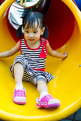 포토 JPG 해외이미지 공원 여자 행복 어린이 포즈 장난 놀이 한명 사람 동양인 야외 운동 중국 유치원 활발 기쁨 장비 미끄러짐 미끄럼틀 놀이터 긍정 쉬는시간 걸음마 천진난만 해외202004 해외포토 1 공공시설 교육 감정 아시아 컨셉 모션 휴식 건강 인종 놀이기구 파일형식 이미지허브