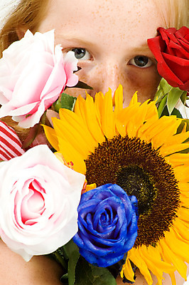 포토 JPG 해외이미지 어린이 분홍색 해바라기 사랑 한명 빨간색 파란색 장미 노란색 흰색 심볼 주근깨 해외202004 해외포토 1 꽃 감정 컬러 사람 점 파일형식 이미지허브