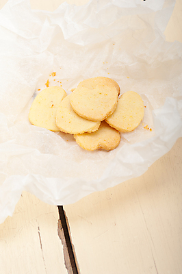 포토 JPG 해외이미지 디저트 사람없음 쿠키 하트 포장지 베이지색 종이호일 해외202004 해외포토 모양 음식 컬러 포장 파일형식 이미지허브