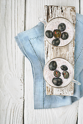 포토 JPG 해외이미지 열매 음식 조각 백그라운드 다이어트 과일 유리 탁자 포도 디저트 건강 요리 씨앗 사람없음 목재 컵 세로 파란색 갈색 검은색 흰색 아침식사 먹기 유기농 냅킨 푸딩 요거트 디톡스 해외202004 해외포토 나무 식물 식기 웰빙 컬러 가구 재료 모션 재질 유제품 식사 파일형식 이미지허브