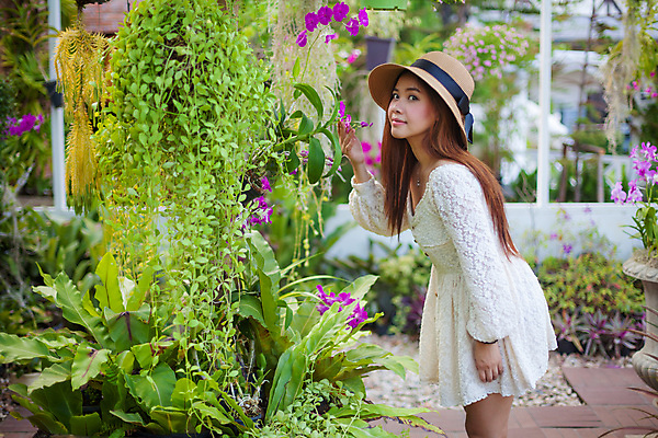 포토 JPG 해외이미지 나무 응시 여자 꽃 한명 동양인 상반신 성인 야외 옆모습 복고 스타일 성인여자한명만 해외202004 해외포토 식물 1 시선 뷰포인트 사람 인종 여자한명만 성인여자만 파일형식 이미지허브