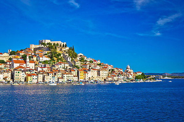 포토 JPG 해외이미지 전통 유럽 바다 요트 건축양식 하늘 산 항해 파노라마 풍경 사람없음 초록색 물 여름 파란색 컬러풀 성당 교회 탑 항구 바위 도시 만 보트 성 역사 지중해 타운 크로아티아 스카이라인 옛날 채널 터키석 해외202004 해외포토 자연요소 건축물 계절 건축 나라 컬러 배_교통 종교건축 교통시설 촬영기법 건물 돌_바위 보석 파일형식 이미지허브