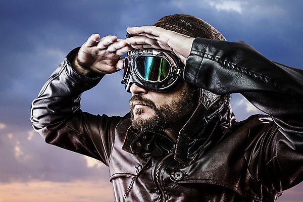 포토 JPG 해외이미지 백인 구름 응시 남자 고글 한명 상반신 성인 앞모습 옆모습 재킷 파일럿 복고 스타일 성인남자한명만 해외202004 해외포토 자연요소 서양인 직업 1 시선 뷰포인트 사람 외투 남자한명만 성인남자만 파일형식 이미지허브