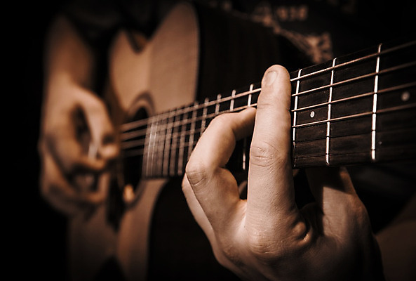 포토 JPG 해외이미지 손 들기 아웃포커스 신체부위 복고 기타리스트 해외202004 해외포토 모션 촬영기법 사람 연주자 파일형식 이미지허브