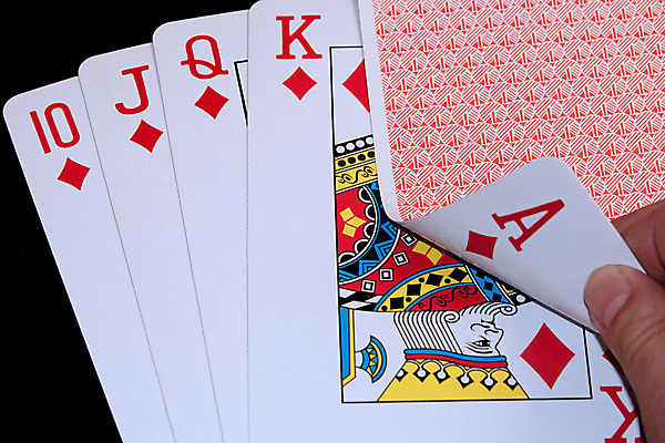 포토 JPG 해외이미지 종이 얼굴 백그라운드 놀이 성공 사람없음 빨간색 검은색 게임 흰색 하트 마음 우승 신용카드 행운 재산 도박 위험 왕 갑판 가득함 카지노 클럽 기회 포커 잭 고립 라스베가스 승자 텍사스 필승 해외202004 해외포토 모양 컬러 컨셉 배_교통 신체부위 금융 미국 최고 트럼프 파일형식 이미지허브