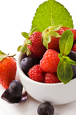 포토 JPG 해외이미지 열매 음식 딸기 디저트 사람없음 최고 달콤 맛 민트 냅킨 블루베리 산딸기 건강식 고립 해외202004 해외포토 식물 컨셉 과일 허브 파일형식 이미지허브