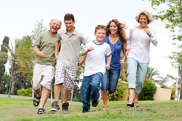 포토 JPG 해외이미지 백인 라이프스타일 공원 여자 할아버지 남자 행복 할머니 어린이 가족 관계 엄마 함께함 사랑 사람 소년 여러명 성인 야외 달리기 맑음 흰색 아빠 60대 손주 형제 세대 옛날 조부모 해외202004 해외포토 서양인 공공시설 노년 감정 컬러 다수 컨셉 모션 날씨 생활 파일형식 이미지허브