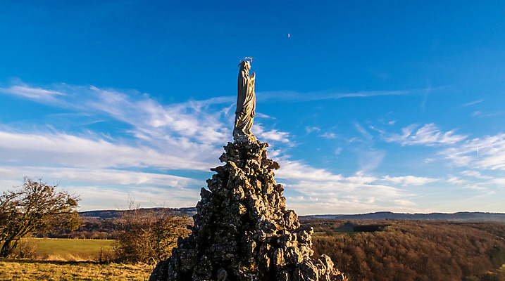 포토 JPG 해외이미지 나무 구름 겨울 하늘 산 풍경 사람없음 태양 조각상 마을 달 가을 흰색 숲 순수 마리아 해외202004 해외포토 자연요소 식물 계절 종교 컬러 컨셉 조형물 파일형식 이미지허브
