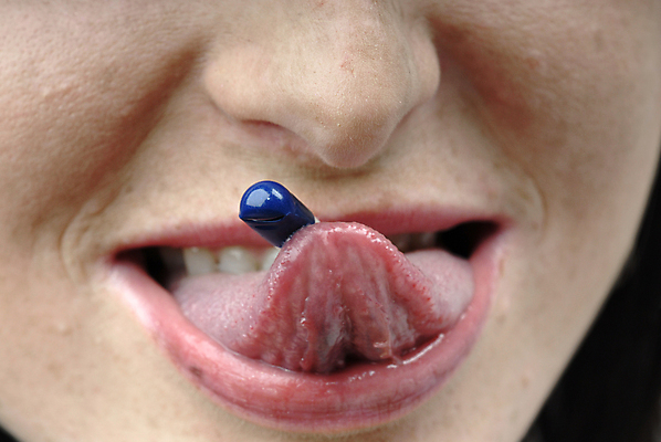 포토 JPG 해외이미지 손 여자 얼굴 건강 병원 한명 사람 성인 치료 알약 약 고통 간호사 의사 열 입 보호 질병 약국 혀 입술 오브젝트 두통 문제 조제 돌봄 마약 복용 우울증 진통제 해외202004 해외포토 1 감정 컨셉 의학 모션 신체부위 의료진 만들기 파일형식 이미지허브