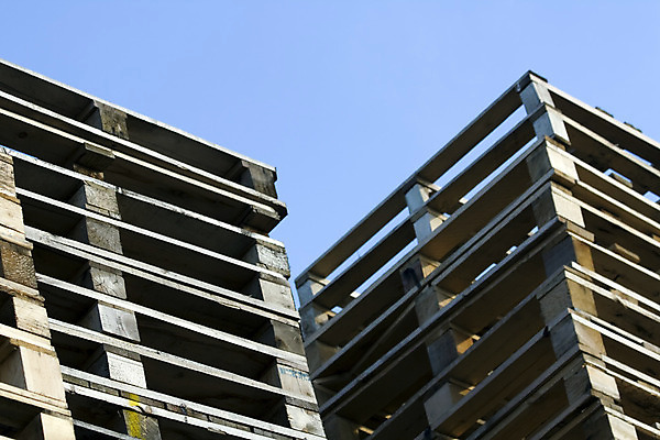 포토 JPG 해외이미지 1 건축물 하늘 사람없음 목재 쌓기 장비 창고 수납 흙더미 많음 해외202004 해외포토 나무 건축 컨셉 재료 모션 흙 파일형식 더미 이미지허브