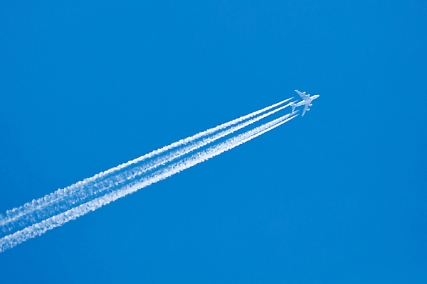 포토 JPG 해외이미지 주간 하늘색 백그라운드 하늘 비행기 사람없음 야외 파란색 맑음 제트기 비행운 해외202004 해외포토 자연요소 컬러 항공교통 날씨 대중교통 파일형식 구름_자연 이미지허브