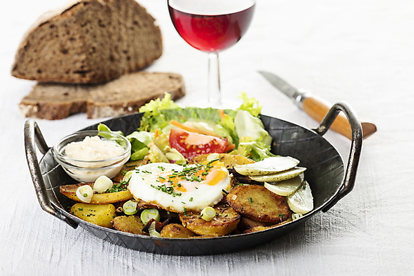 포토 JPG 해외이미지 접시 유럽 음식 빵 백그라운드 토마토 채소 탁자 양파 감자 독일 파슬리 육류 돼지고기 요리 사람없음 빨간색 와인 계란 식사 저녁식사 샐러드 튀김 시골 오스트리아 아침식사 굽기 철 햄 베이컨 파 오이피클 바이에른 스타일 바이에른사람 해외202004 해외포토 식기 나라 컬러 가구 식재료 주류 알 구이 피클 파일형식 이미지허브