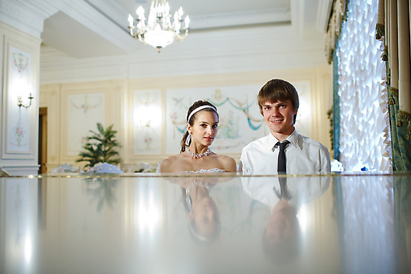 포토 JPG 해외이미지 커플 교육 남자 행복 음악 결혼 2 놀이 휴가 실내 사랑 미술 미소 사람 이벤트 성인 두명 반사 유행 소리 음악가 흰색 기구 가르침 피아노 고급 긍정 예술가 플레이어 해외202004 해외포토 직업 감정 컬러 컨셉 관계 문화예술 표정 내부 건반악기 파일형식 이미지허브