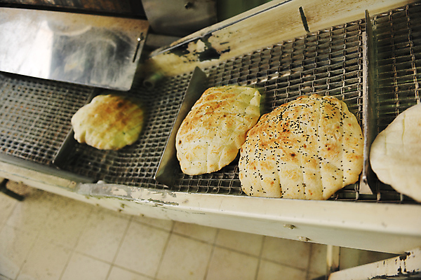 포토 JPG 해외이미지 빵 이동 공장 실내 사람없음 컨베어밸트 해외202004 해외포토 음식 컨셉 공업 내부 기계 파일형식 이미지허브