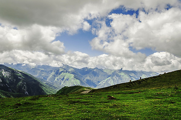 포토 JPG 해외이미지 나무 구름 응시 유럽 자연 하늘 산 그림자 풍경 사람없음 야외 초록색 파란색 빛 컬러풀 환경 계곡 흰색 스페인 숲 땅 언덕 내추럴 넘어짐 해외202004 해외포토 자연요소 식물 시선 나라 컬러 모션 생태계 파일형식 이미지허브