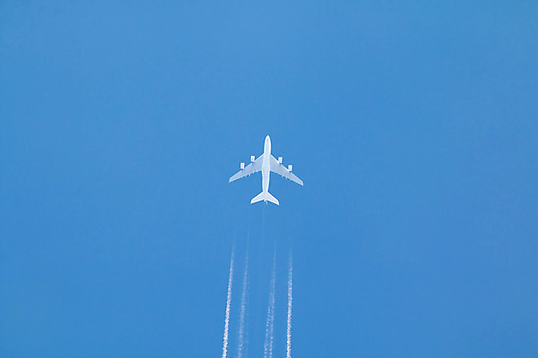 포토 JPG 해외이미지 여행 비즈니스 자국 하늘 휴가 비행기 사람없음 파란색 4 고도 상업 제트기 승객 대패 해외202004 해외포토 컬러 항공교통 대중교통 숫자 파일형식 이미지허브