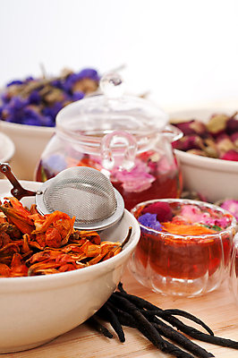 포토 JPG 해외이미지 꽃잎 실내 사람없음 아웃포커스 찻잔 찻주전자 찻잎 꽃차 해외202004 차거름망 해외포토 꽃 주전자 잔 촬영기법 내부 차_음료 파일형식 이미지허브