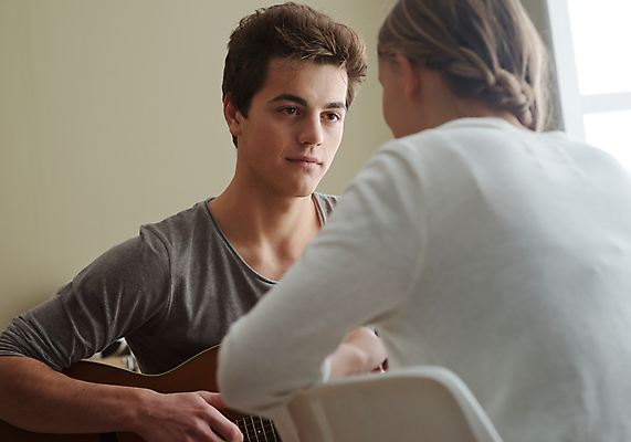포토 JPG 해외이미지 라이프스타일 커플 여자 남자 음악 관계 청소년 놀이 함께함 실내 앉기 소년 두명 10대 친구 인테리어 우정 음악가 기타 결합 예술가 기타리스트 성인여자만 해외202004 해외포토 직업 디자인 어린이 컨셉 모션 현악기 문화예술 사람 내부 생활 연주자 여자만 성인만 파일형식 이미지허브