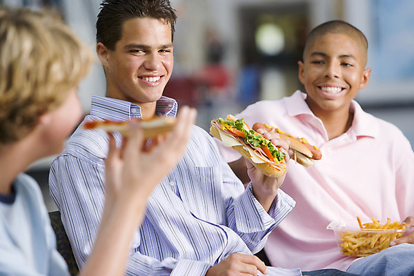 포토 JPG 해외이미지 주간 교육 갈색머리 캐주얼 세명 검은머리 소프트포커스 먹기 단절 블러 해외202004 해외포토 자연요소 헤어스타일 옷 모션 촬영기법 사람 파일형식 이미지허브