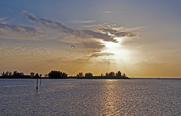 포토 JPG 해외이미지 구름 실루엣 모래 바다 여행 북아메리카 자연 하늘 휴가 파노라마 풍경 사람없음 물 여름 햇빛 미국 어둠 침묵 바위 서명 이국적 허드슨강 수평선 플로리다 해외202004 해외포토 자연요소 계절 촬영기법 아메리카 강 태양 소리 돌_바위 생태계 파일형식 이미지허브