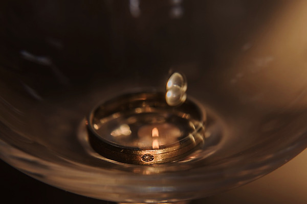 포토 JPG 해외이미지 1 전통 손 커플 기념일 행복 결혼 백그라운드 손가락 신혼부부 결혼식 휴가 선물 사랑 미술 사람 사람없음 장식 가로 빛 유행 금속 축제 신혼여행 하트 축하 인사 반지 원형 황금 고급 우아함 은색 보석 심볼 오브젝트 다이아몬드 약혼 고립 백금 영원 진짜 통일 스타일 해외202004 해외포토 모양 도형 부부 감정 컬러 컨셉 장신구 관계 재질 문화예술 이벤트 신체부위 예절 광석 약속 신혼 파일형식 이미지허브