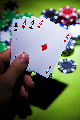 포토 JPG 해외이미지 손 실내 들기 아웃포커스 신체부위 어둠 트럼프 포커칩 도박 카지노 겜블 초록배경 해외202004 해외포토 백그라운드 모션 촬영기법 사람 내부 초록색 놀이용품 포커 파일형식 이미지허브