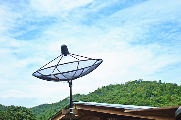 포토 JPG 해외이미지 구름 접시 외관 선 파도 인터넷 통신 하늘 지붕 주택 안테나 사람없음 야외 빨간색 파란색 글로벌 우주 금속 디지털 텔레비전 자료 웹 장비 회색 인공위성 정보 흰색 네트워크 역 무선전화기 전화기 타일 라디오 전자 방송 철사 동영상 고립 옛날 접수 해외202004 해외포토 자연요소 식기 바다 컬러 교통시설 재질 건물 전자제품 파일형식 이미지허브