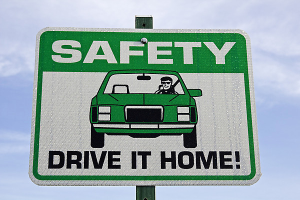 포토 JPG 해외이미지 도로 자동차 주택 안전 사람없음 초록색 운전 정보 흰색 운전사 사인 도로표지판 자동 해외202004 해외포토 직업 길 육상교통 컬러 교통시설 모션 건물 표지판 파일형식 이미지허브