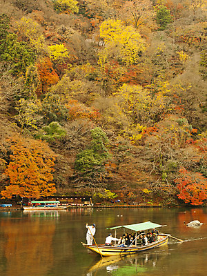 포토 JPG 해외이미지 나무 계절 아시아 여행 백그라운드 단풍 잎 오렌지 자연 동양인 사람없음 야외 빨간색 물 강 컬러풀 여행객 일본 가을 보트 12월 11월 봉 교토 줄서기 해외202004 해외포토 자연요소 식물 나라 컬러 배_교통 과일 모션 사람 인종 날짜 생태계 파일형식 이미지허브