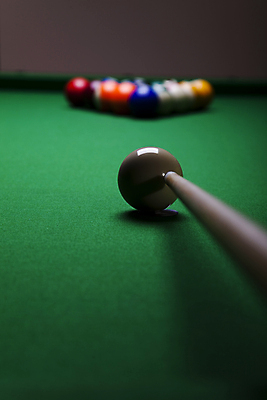 포토 JPG 해외이미지 실내 사람없음 아웃포커스 당구 포켓볼 당구공 당구대 당구채 초록배경 해외202004 해외포토 백그라운드 공 촬영기법 내부 초록색 구기 당구용품 파일형식 이미지허브
