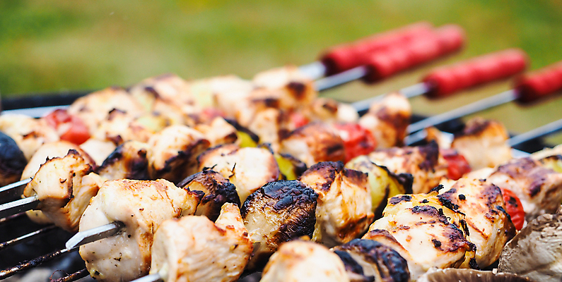 포토 JPG 해외이미지 접시 음식 백그라운드 토마토 채소 양파 육류 요리 사람없음 빨간색 초록색 여름 식사 저녁식사 치킨 버섯 흰색 꼬치 그릴 바비큐 굽기 후추 점심식사 케밥 할라피뇨 해외202004 튀르키예 해외포토 식기 계절 아시아 컬러 식재료 고추 주방용품 구이 향신료 닭고기요리 파일형식 이미지허브