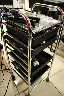 포토 JPG 해외이미지 백인 모델 직업 헤어스타일 손 디자인 여자 행복 얼굴 사람 사람없음 금발 머리 유행 상점 붓 머리빗 업무 우아함 미용사 이발 자르기 고객 머리장식 이발소 돌봄 스타일리스트 이발사 스타일 해외202004 해외포토 서양인 감정 컨셉 모션 신체부위 장식 미용용품 작업 뷰티샵 파일형식 이미지허브