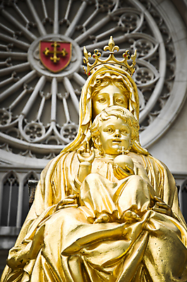 포토 JPG 해외이미지 기독교 종교 아들 어린이 조각 십자가 건축양식 엄마 사랑 미술 사람없음 조각상 성당 교회 믿음 바위 기도 아기 신생아 예수 황금 건축가 심볼 사인 해외202004 해외포토 직업 건축 감정 가족 종교건축 문화예술 사람 건물 조형물 돌_바위 신_종교 파일형식 이미지허브